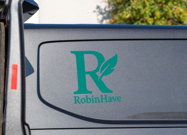 RobinHaves varebil med firmaets logo