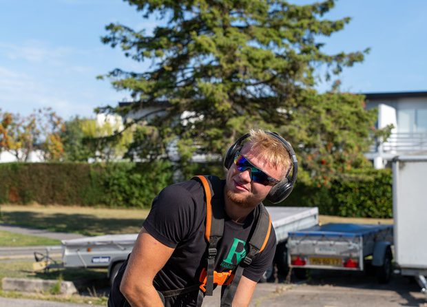 Gartner læsser haveaffald i trailer