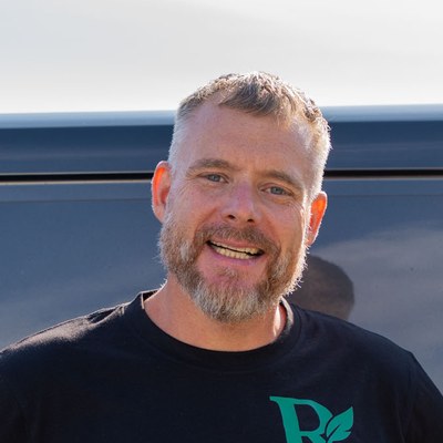 Gartner fra RobinHave foran firmaets varebil