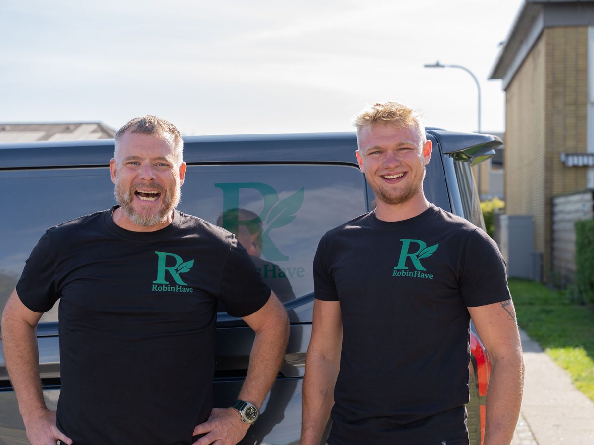 To gartnere fra RobinHave ved firmaets varebil